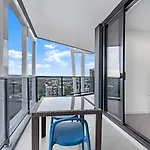 Sky-City-2 Mins To Train & Shopping& Everything