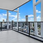 Sky-City-2 Mins To Train & Shopping& Everything