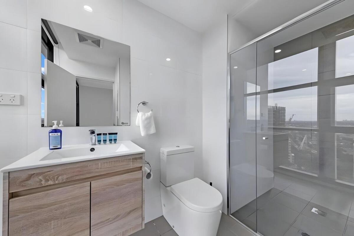 Sky-city-2 Mins To Train & Shopping& Everything Sydney
