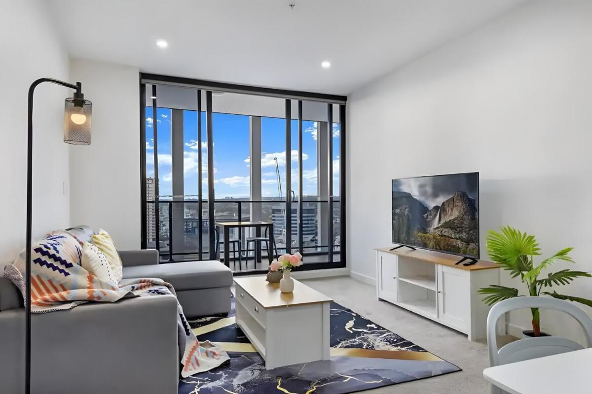 Sky-city-2 Mins To Train & Shopping& Everything Sydney