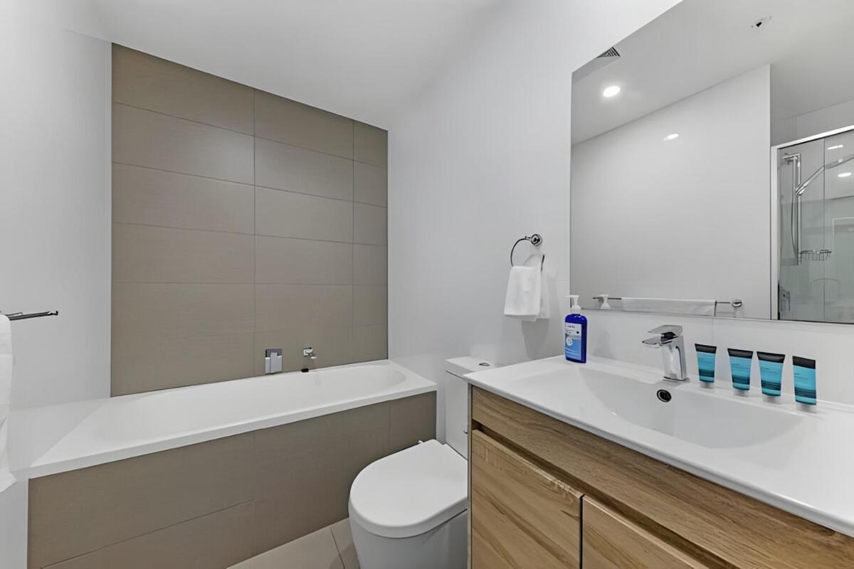 Sky-city-2 Mins To Train & Shopping& Everything Apartment *